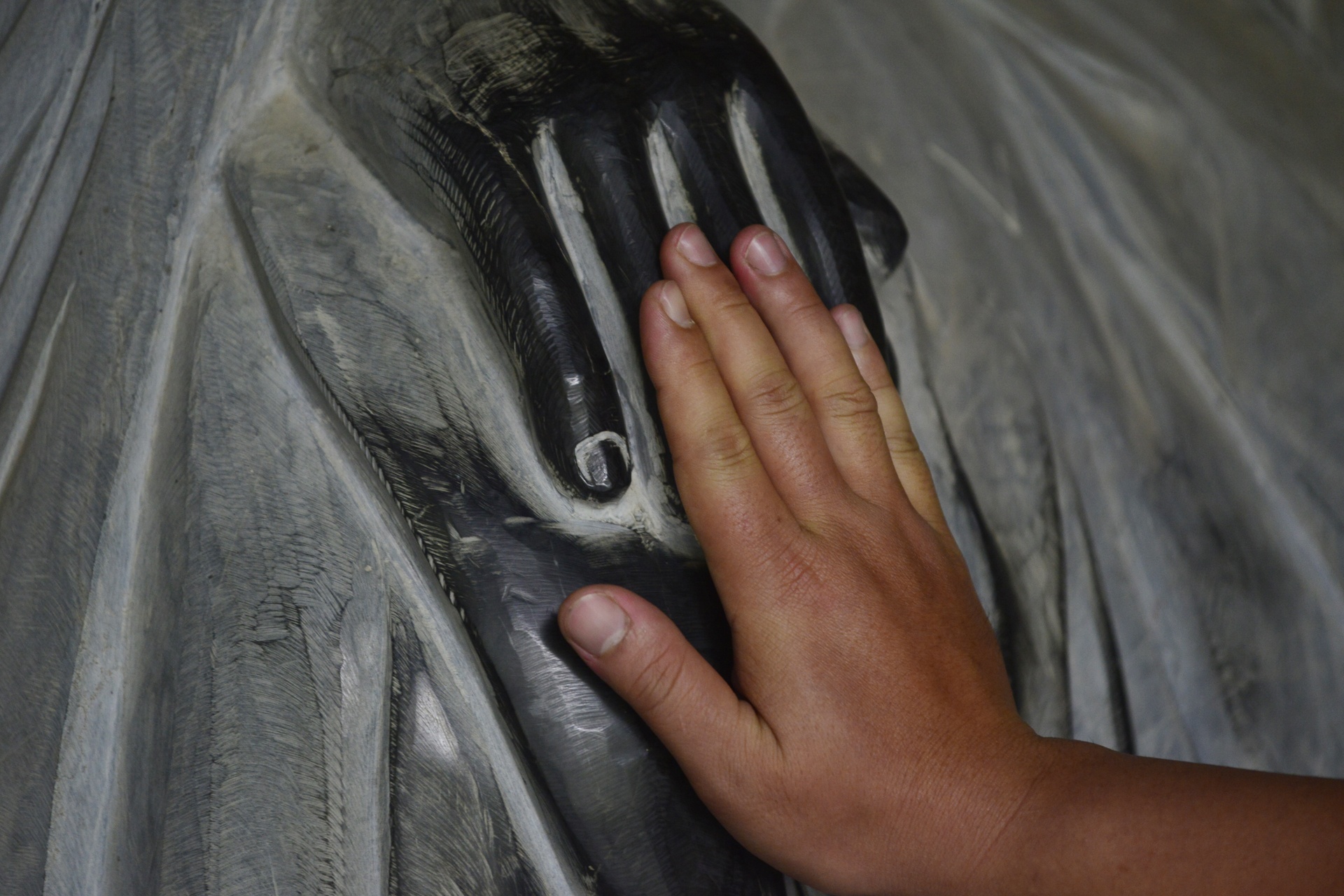 chen chuc xoa tien len tuong la han,  tuong phat anh 3