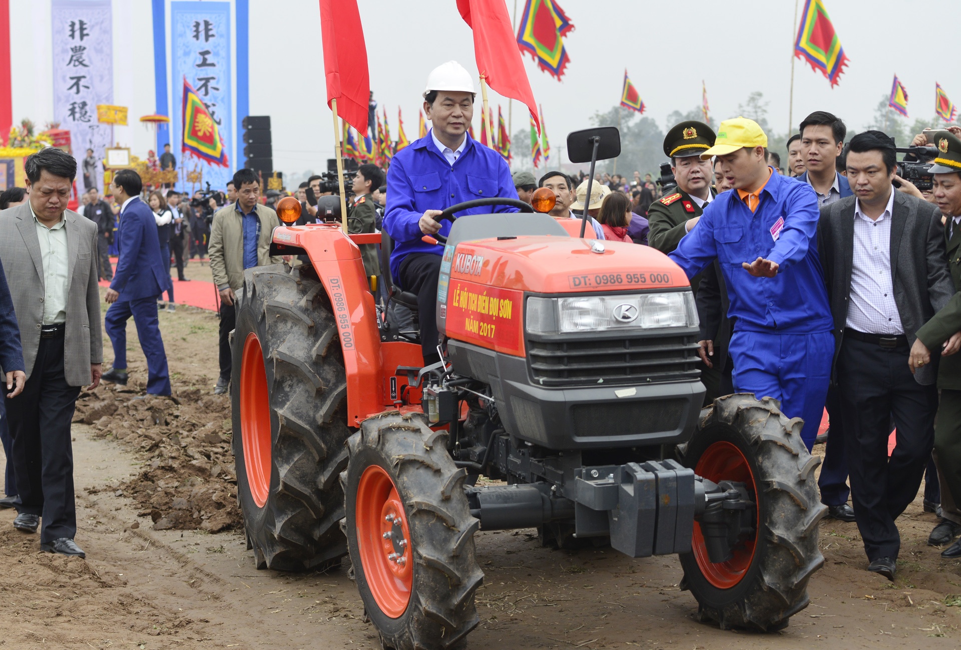 Chu tich nuoc lai may cay o le hoi Tich Dien anh 5