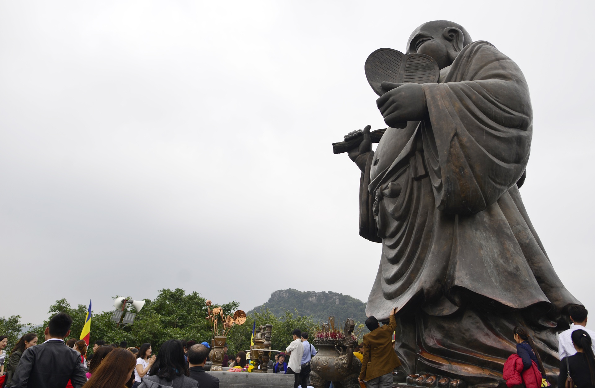 chen chuc xoa tien len tuong la han,  tuong phat anh 6