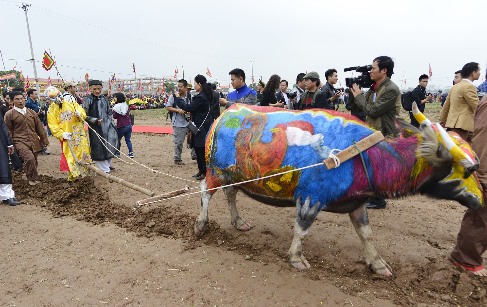 Chu tich nuoc lai may cay o le hoi Tich Dien anh 7