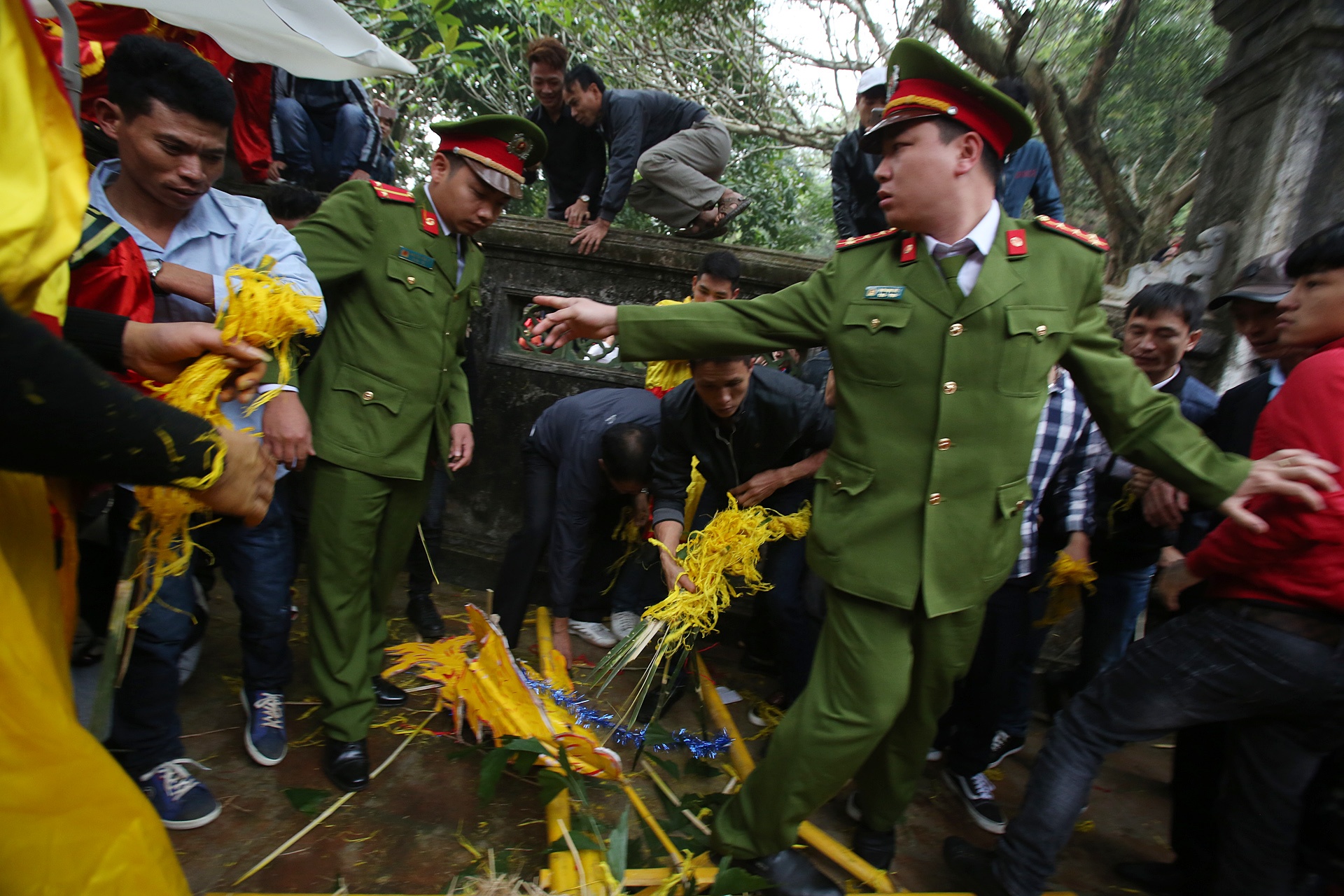 Tranh cuop hoa tre nao loan tai hoi Giong anh 8