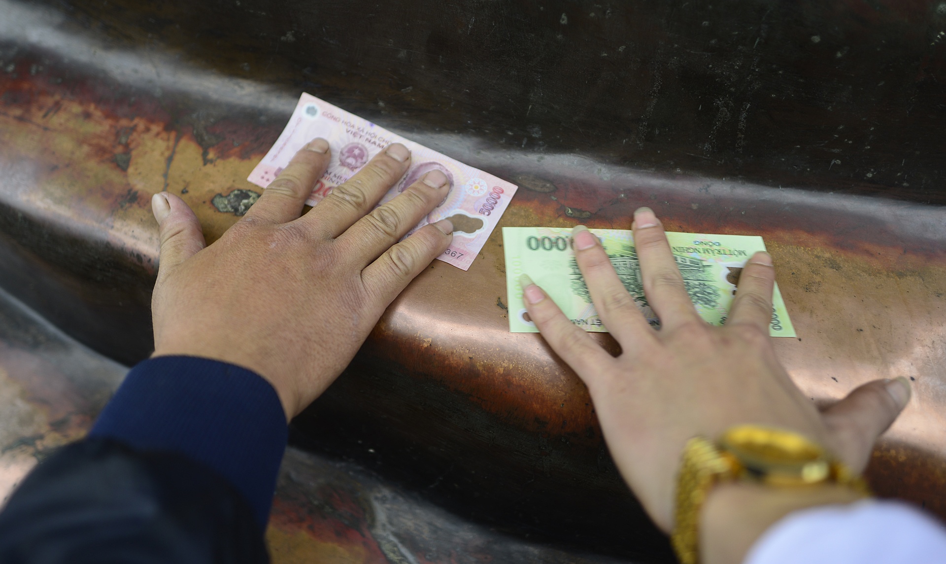 chen chuc xoa tien len tuong la han,  tuong phat anh 8