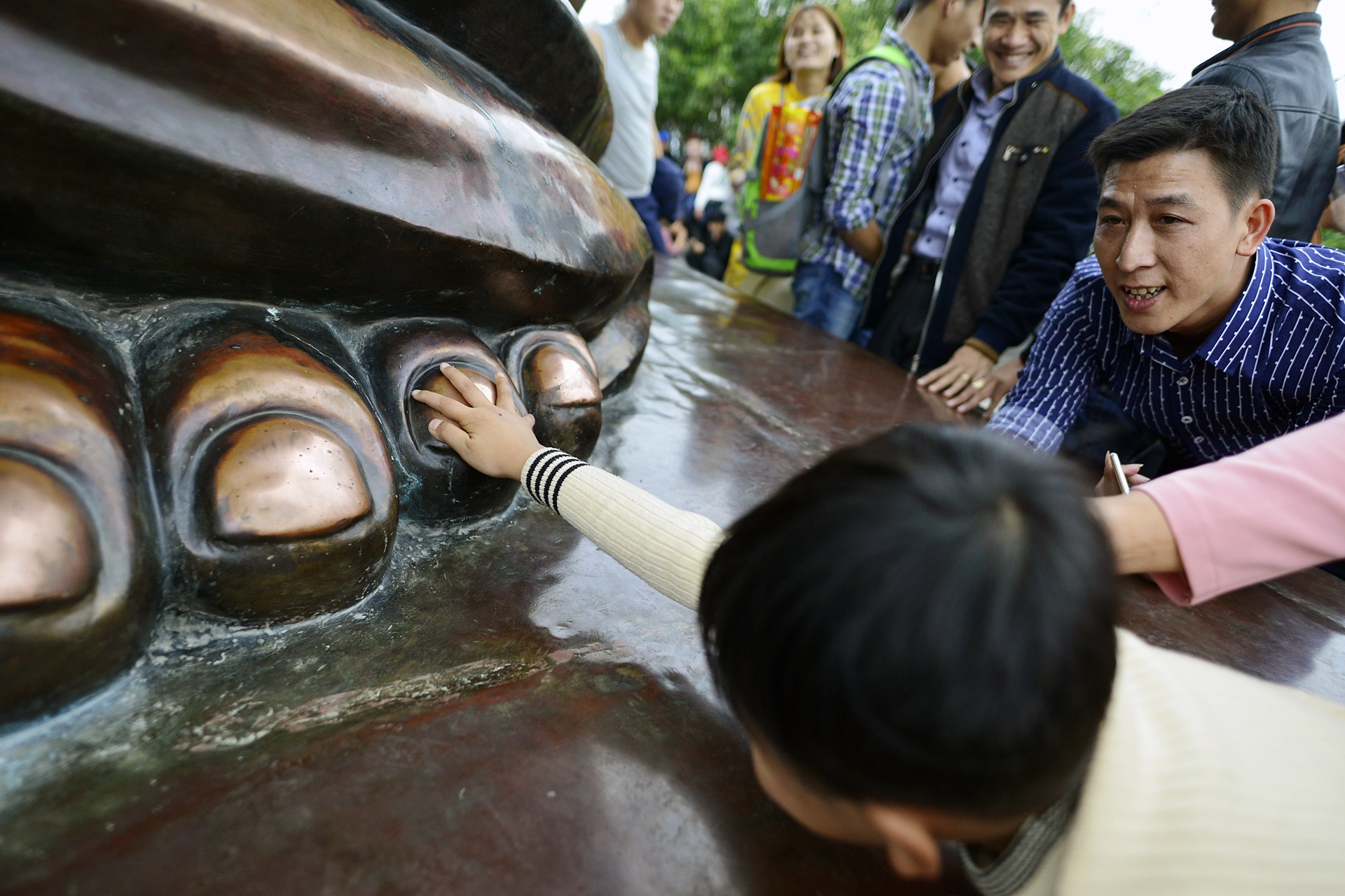 chen chuc xoa tien len tuong la han,  tuong phat anh 9