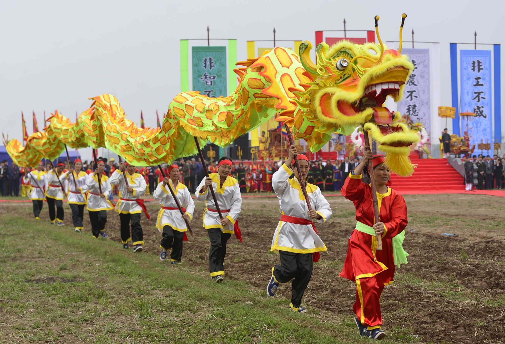 Chu tich nuoc lai may cay o le hoi Tich Dien anh 9