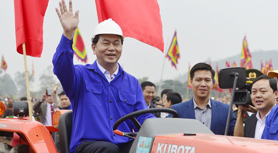 Chu tich nuoc lai may cay o le hoi Tich Dien hinh anh