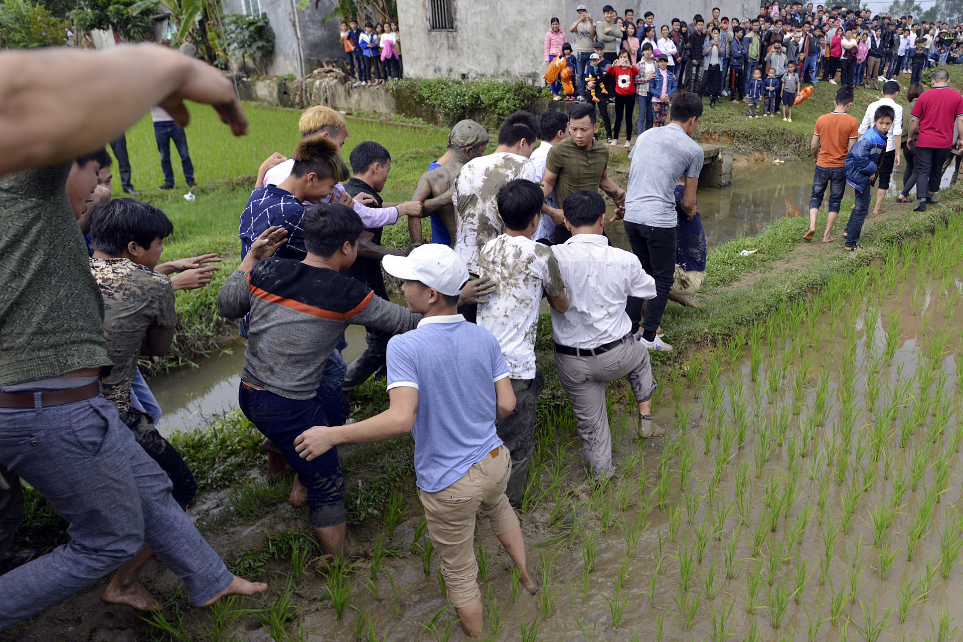 Giam dap cuop chieu o le duc but anh 5