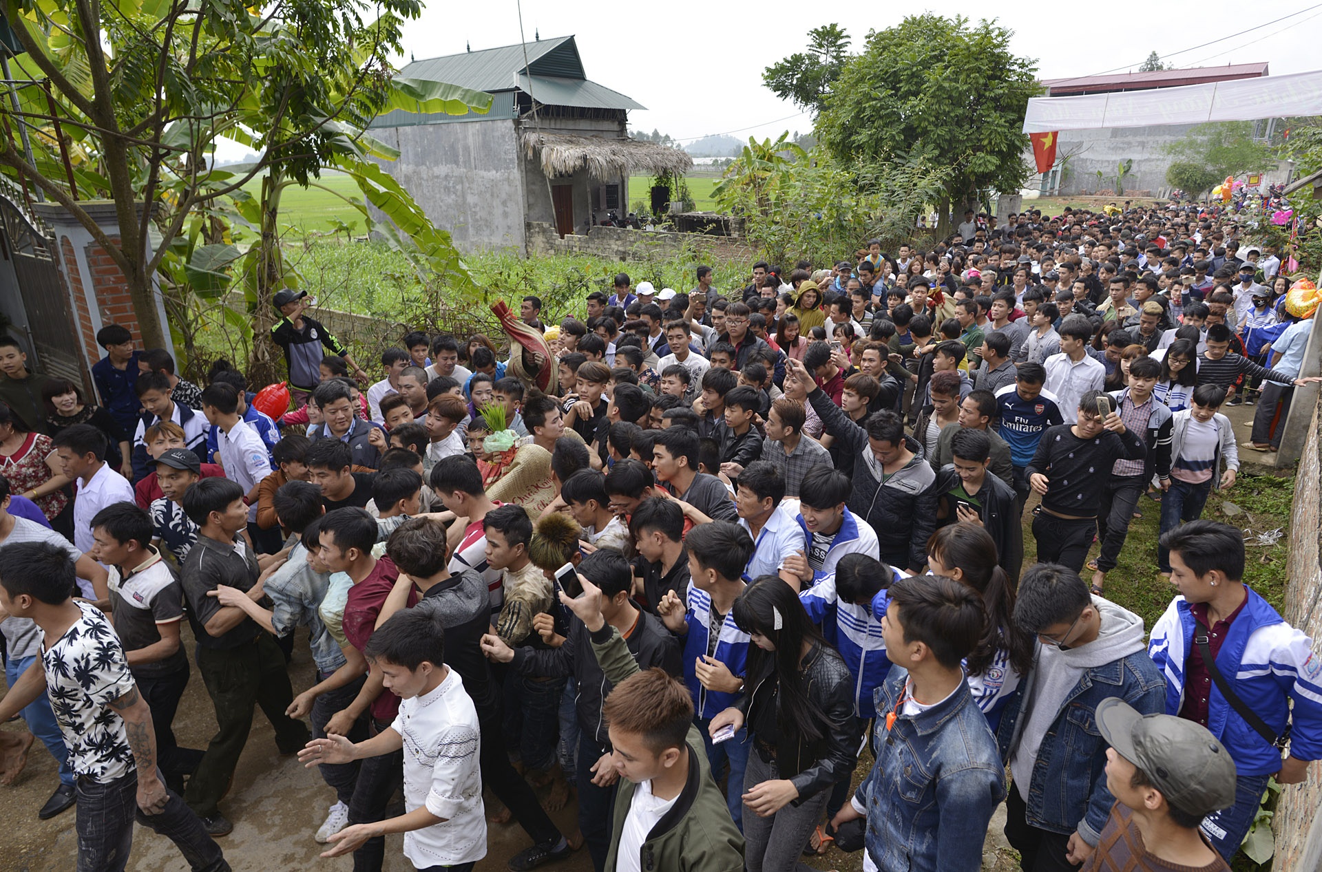 Giam dap cuop chieu o le duc but anh 7