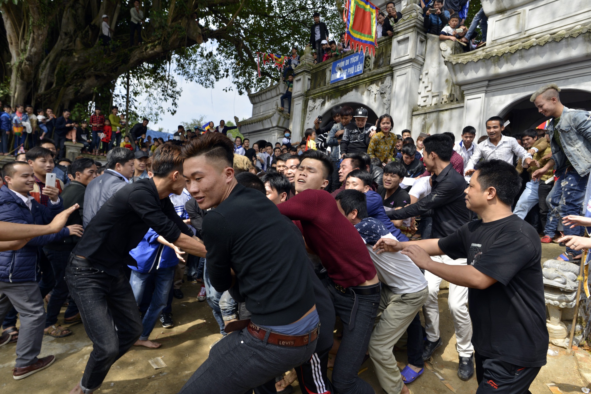 Giam dap cuop chieu o le duc but anh 8