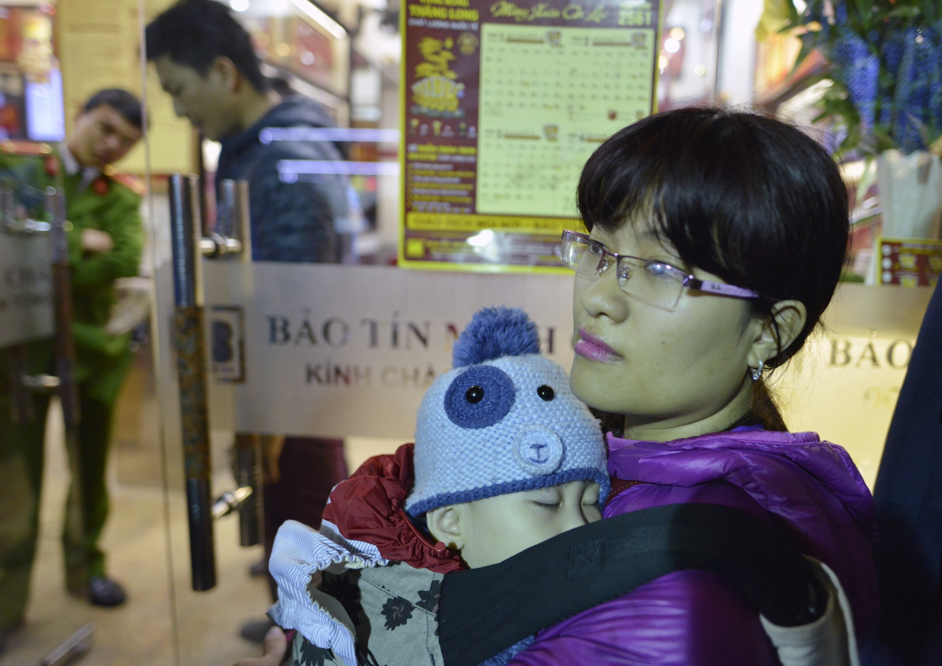 Bong con xep hang tu to mo sang mua vang ngay than tai hinh anh