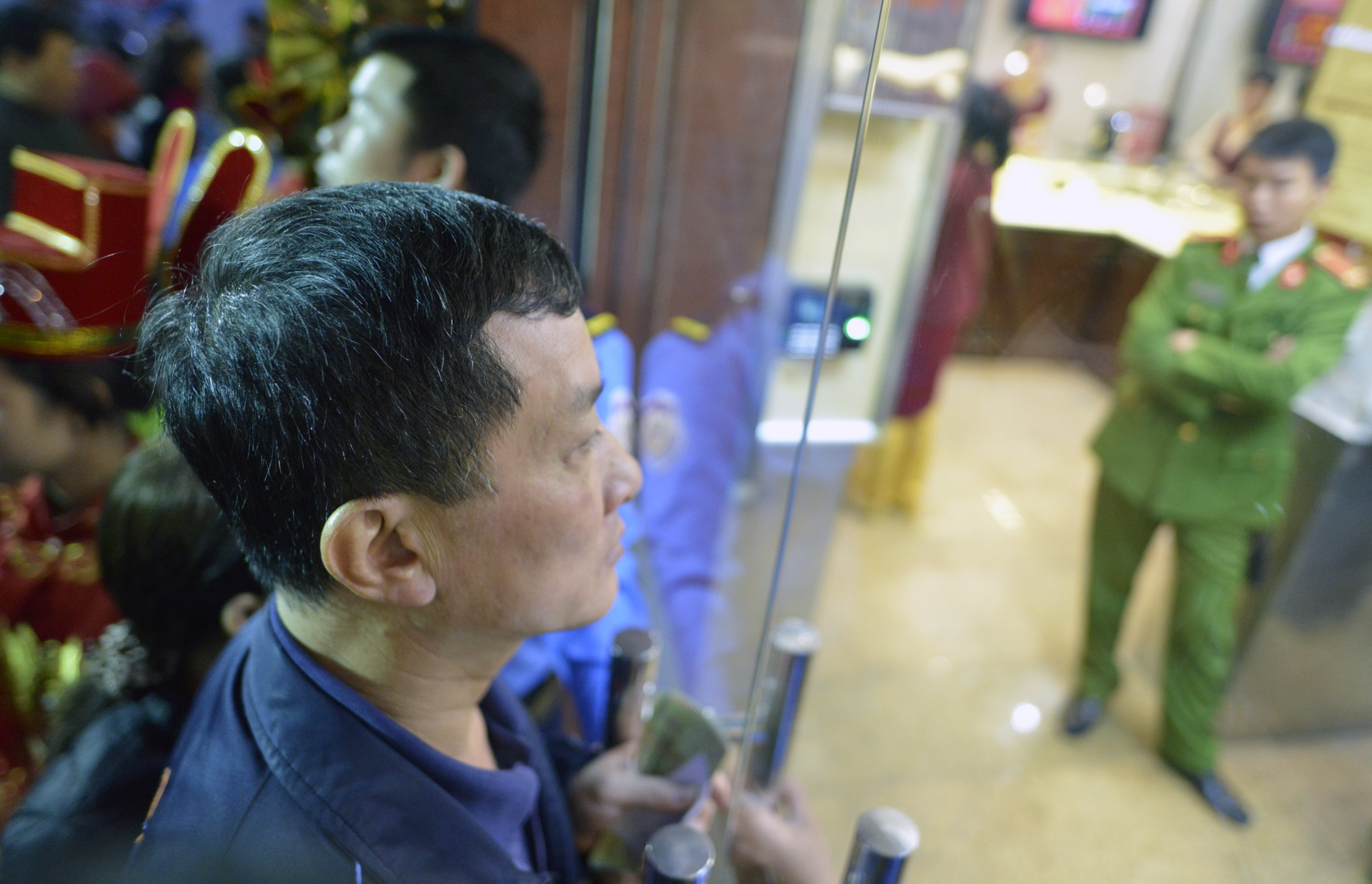 xep hang tu 5h sang mua vang ngay than tai anh 8