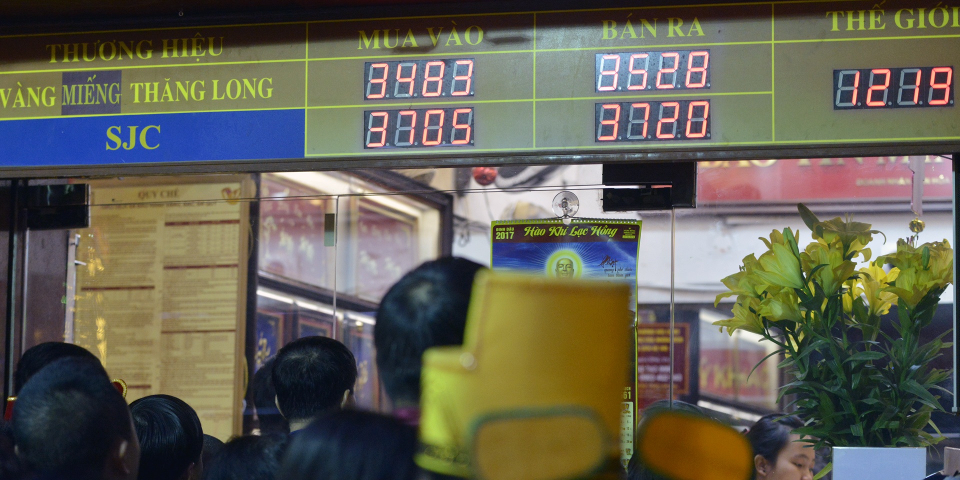 xep hang tu 5h sang mua vang ngay than tai anh 11