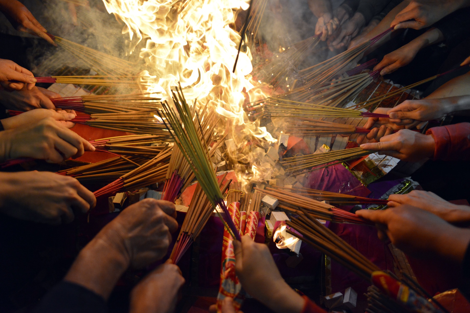 dot 30 kg vang ma lam lua de nguoi dan lay do anh 11