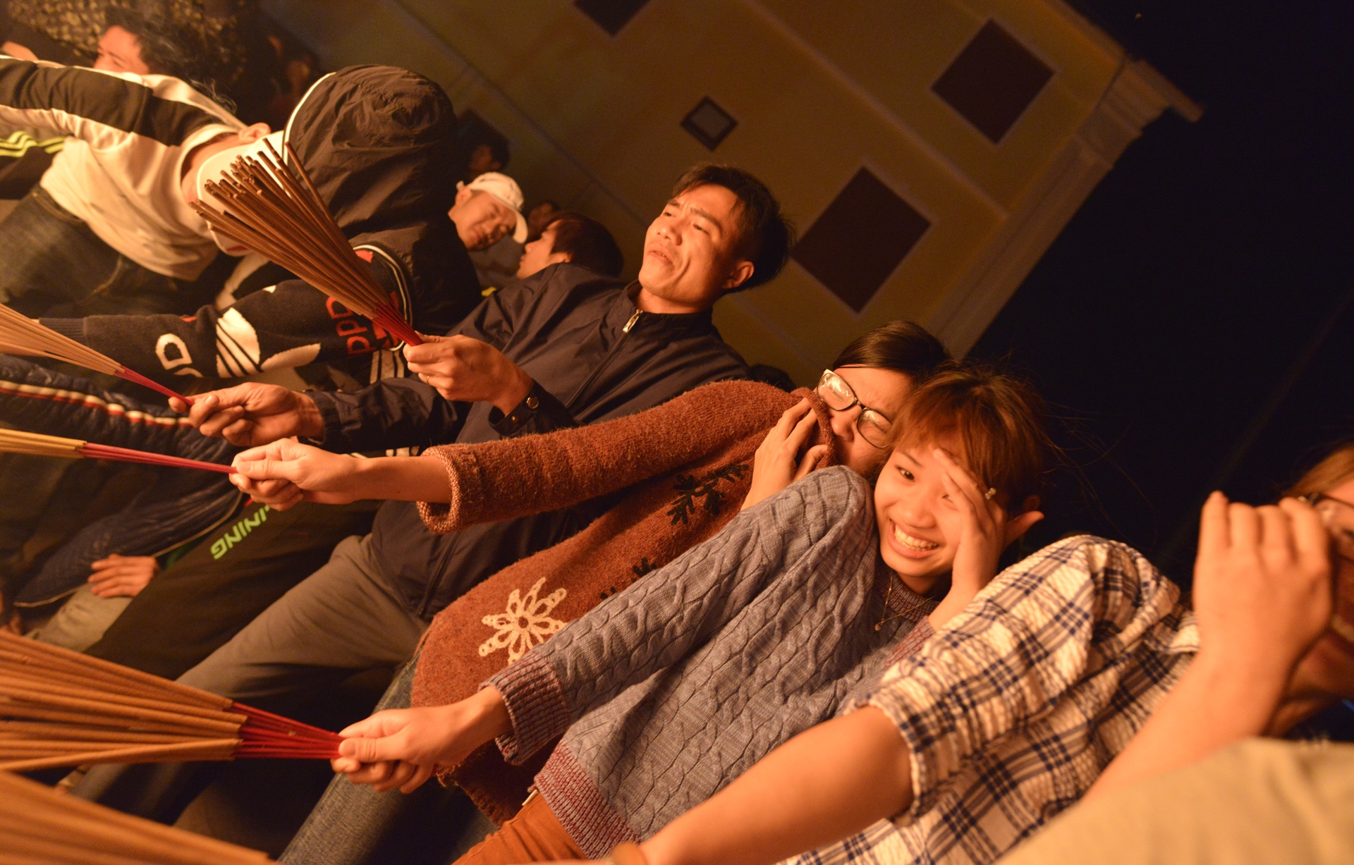 dot 30 kg vang ma lam lua de nguoi dan lay do anh 12