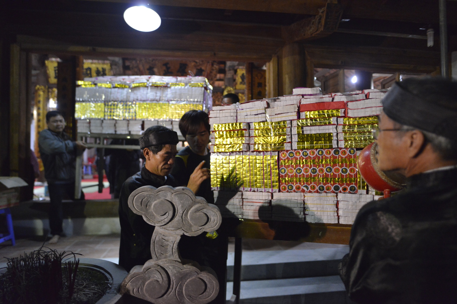 dot 30 kg vang ma lam lua de nguoi dan lay do anh 1