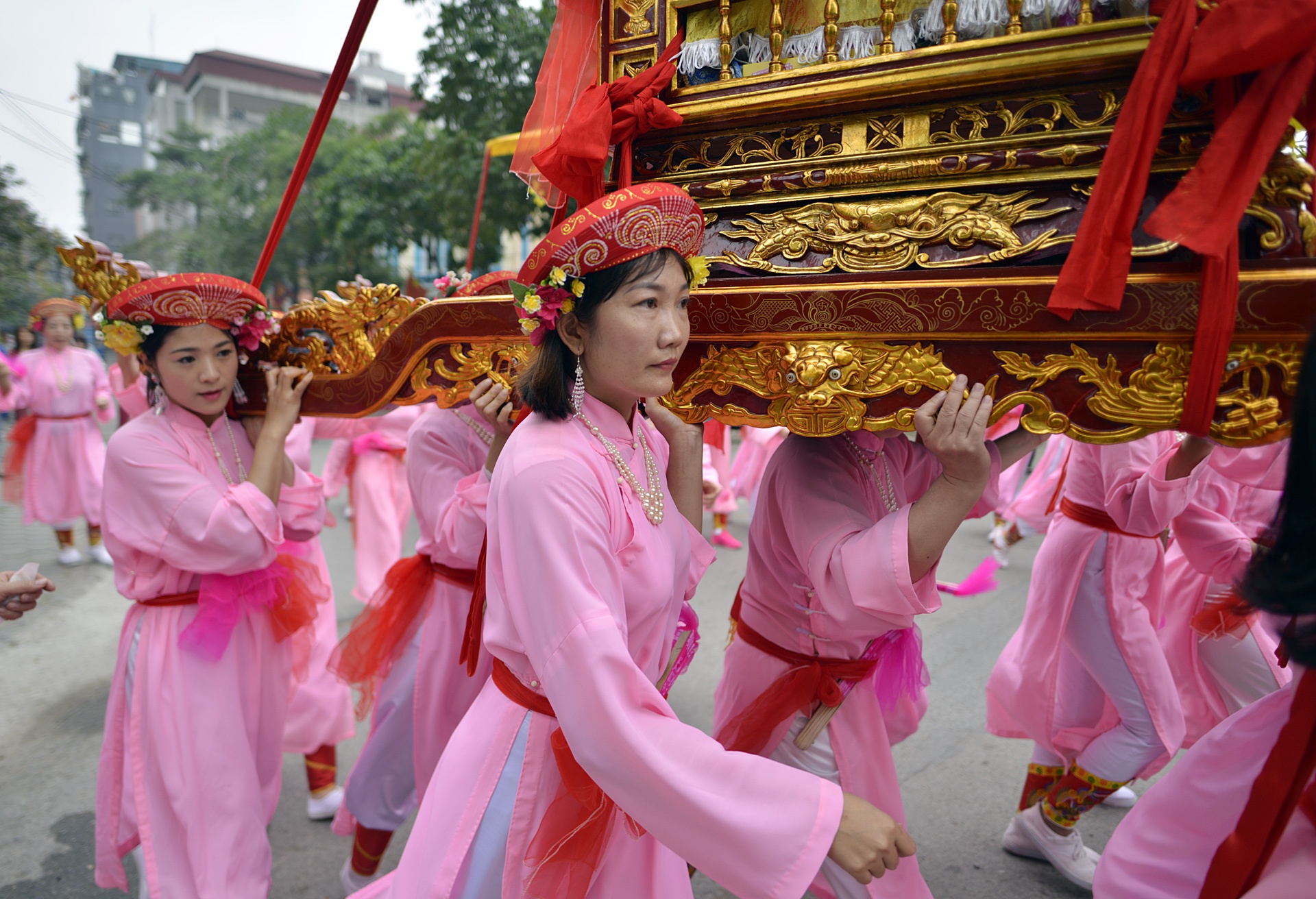 Hang nghin nguoi chay theo 'kieu bay' giua thu do hinh anh