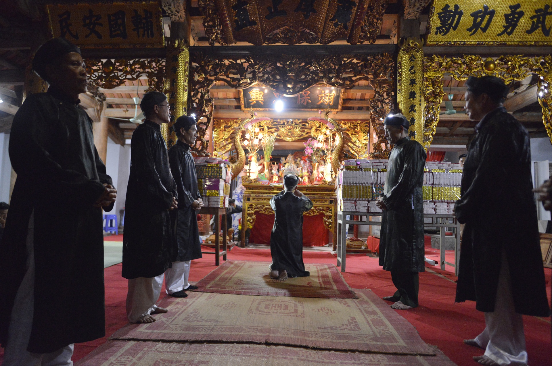 dot 30 kg vang ma lam lua de nguoi dan lay do anh 5