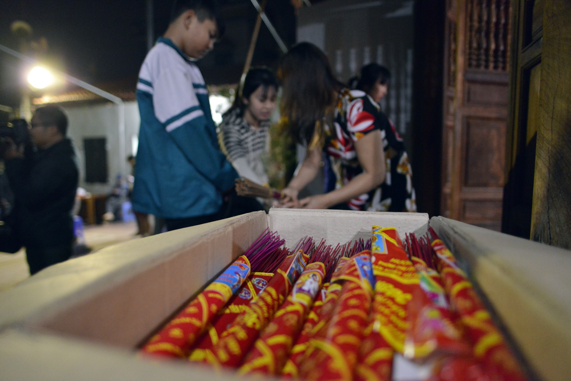 dot 30 kg vang ma lam lua de nguoi dan lay do anh 7