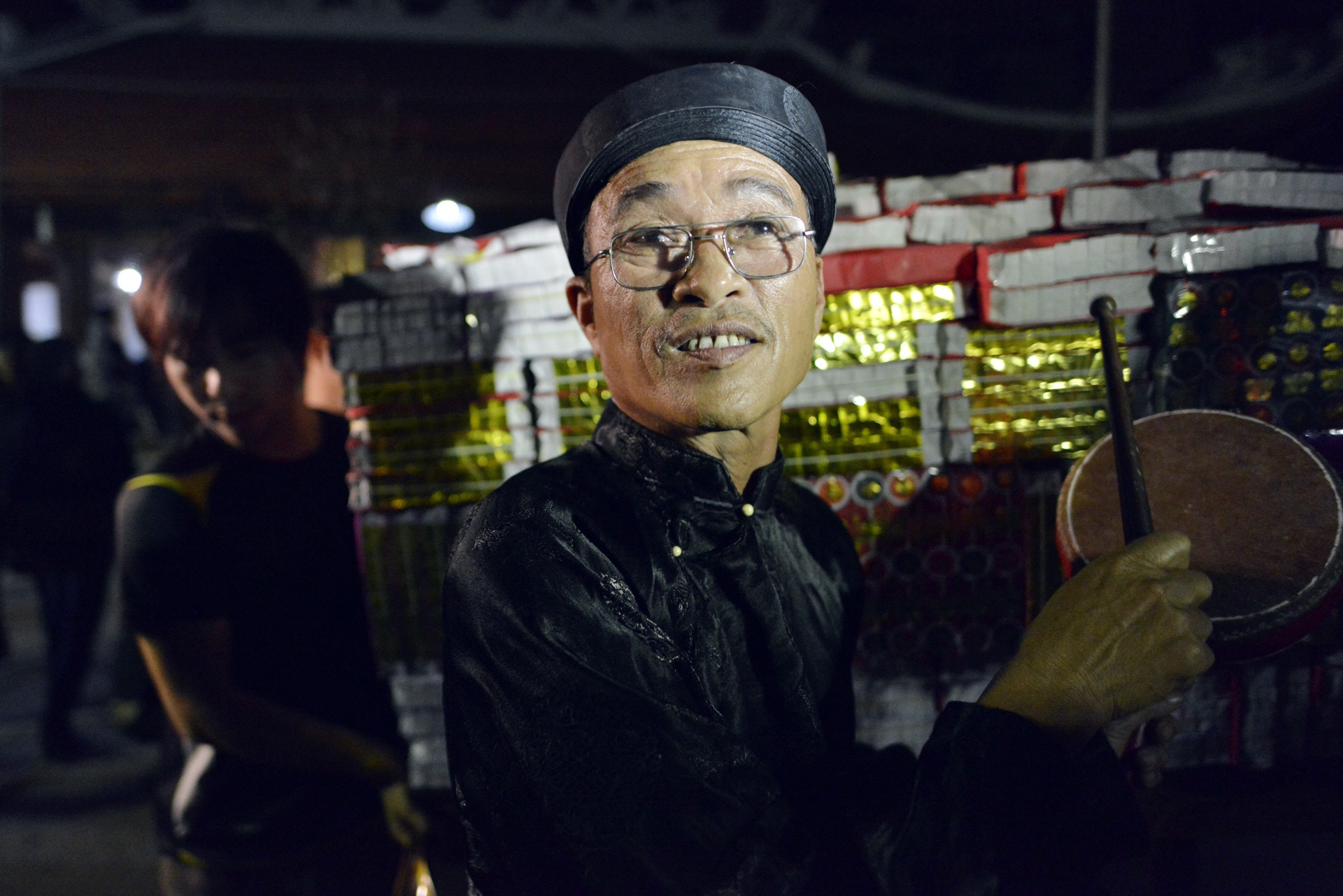 dot 30 kg vang ma lam lua de nguoi dan lay do anh 8