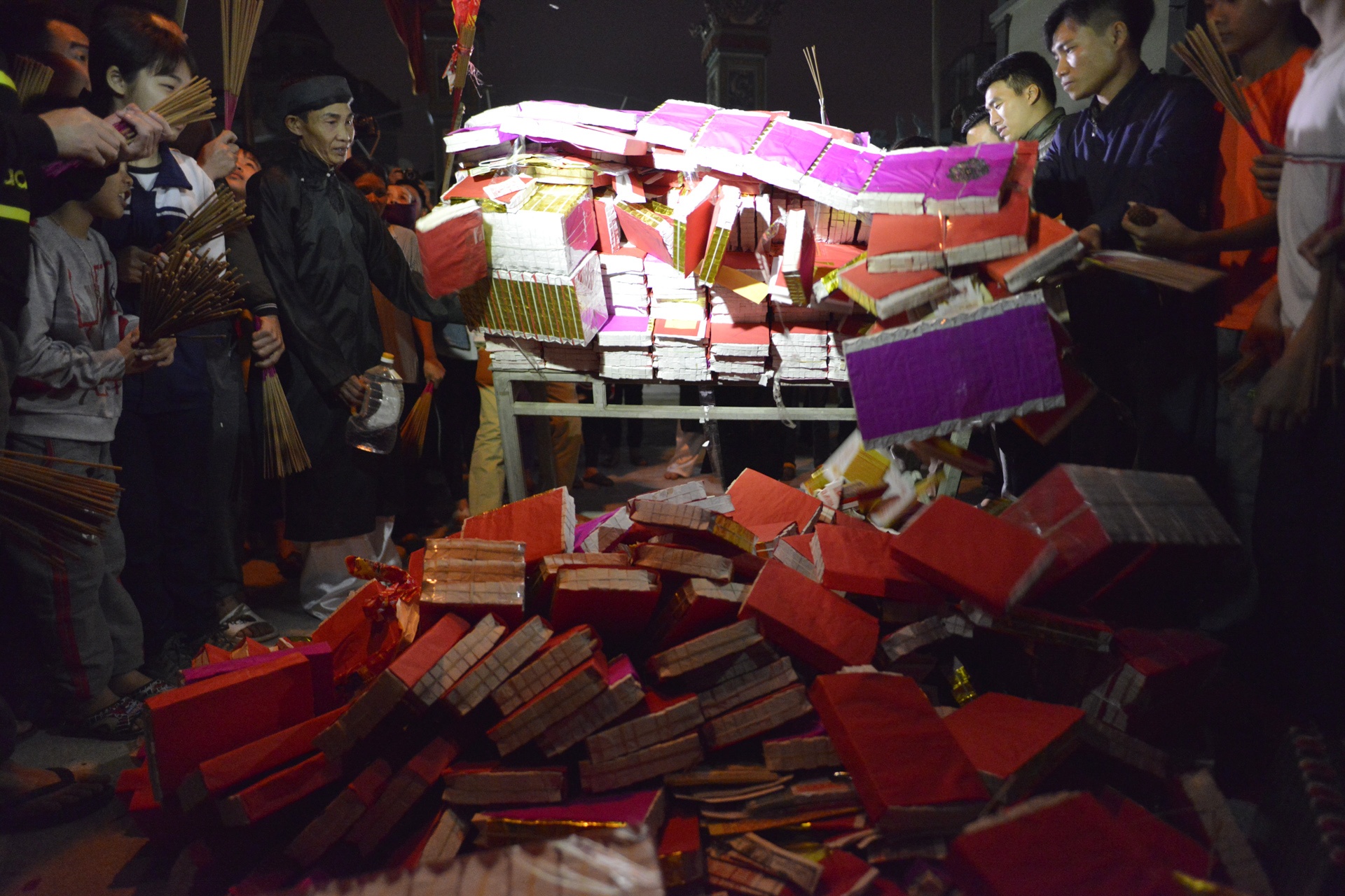 dot 30 kg vang ma lam lua de nguoi dan lay do anh 9