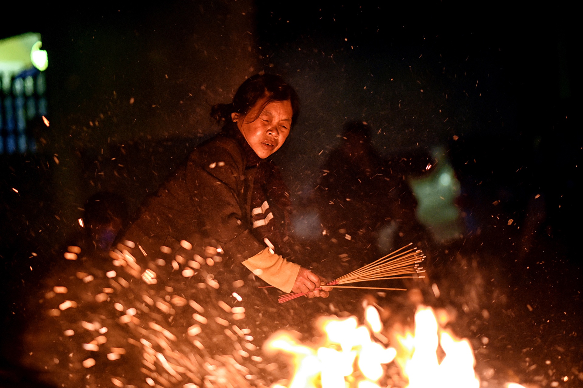 dot 30 kg vang ma lam lua de nguoi dan lay do anh 13
