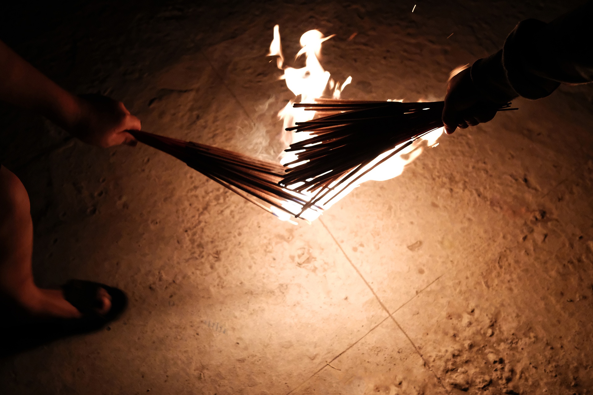 dot 30 kg vang ma lam lua de nguoi dan lay do anh 14