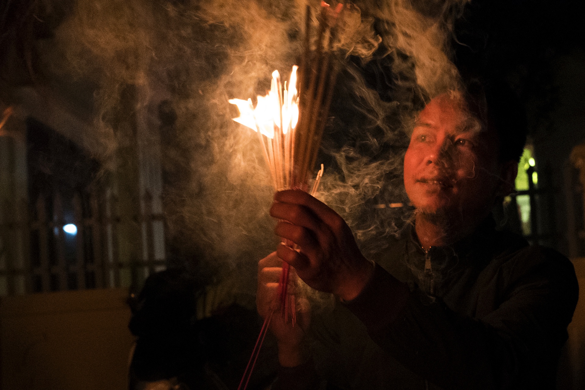 dot 30 kg vang ma lam lua de nguoi dan lay do anh 15