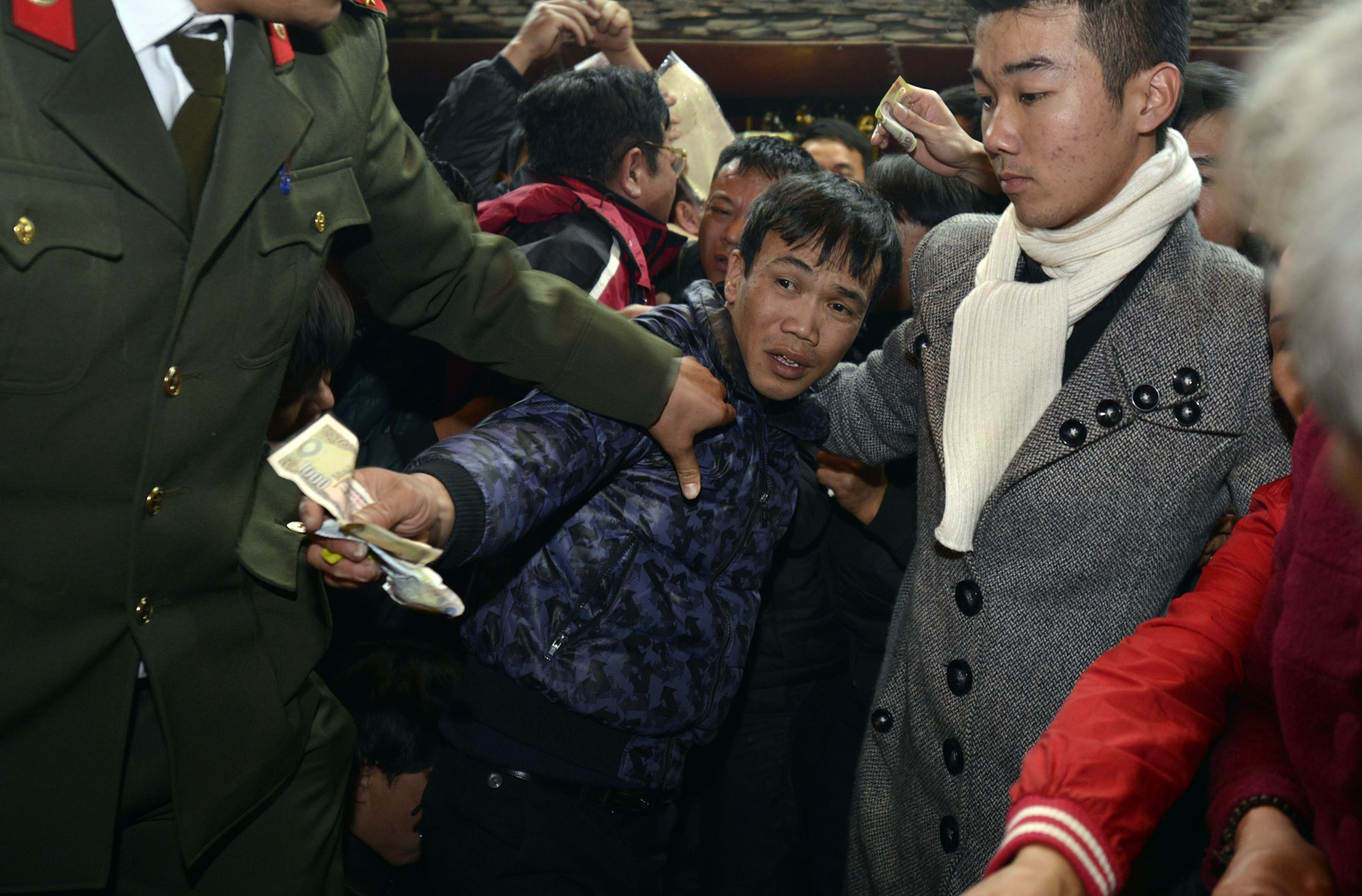 Canh hon loan sau le khai an den Tran hinh anh