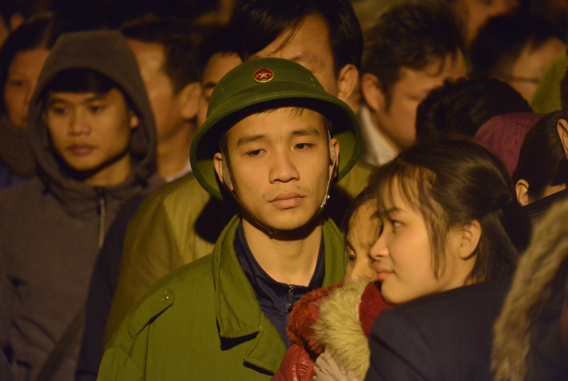 Va vat qua dem, xep hang tu 4h sang xin an den Tran hinh anh