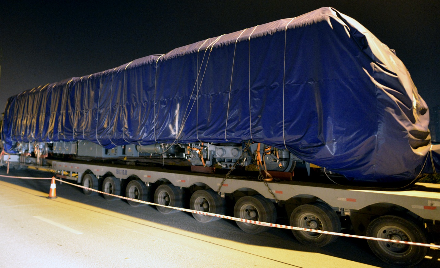 Toa tau, dau may duong sat tren cao ve Ha Noi luc nua dem hinh anh