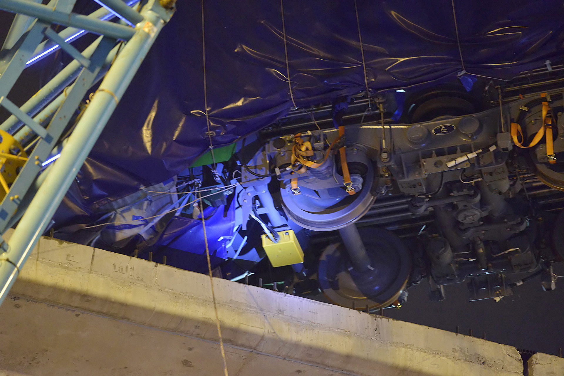 2 gio dong ho lap dau may duong sat tren cao anh 13