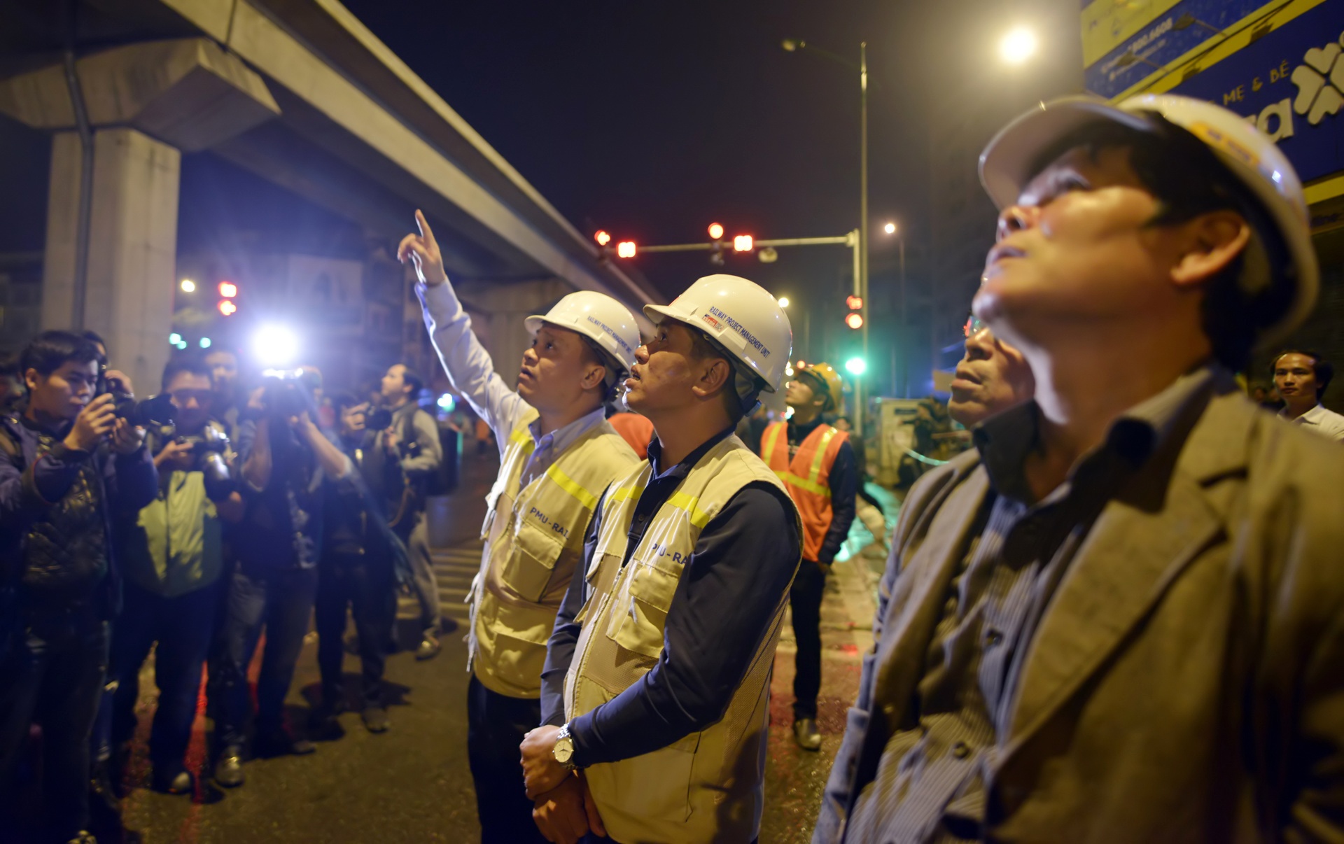 2 gio dong ho lap dau may duong sat tren cao anh 16