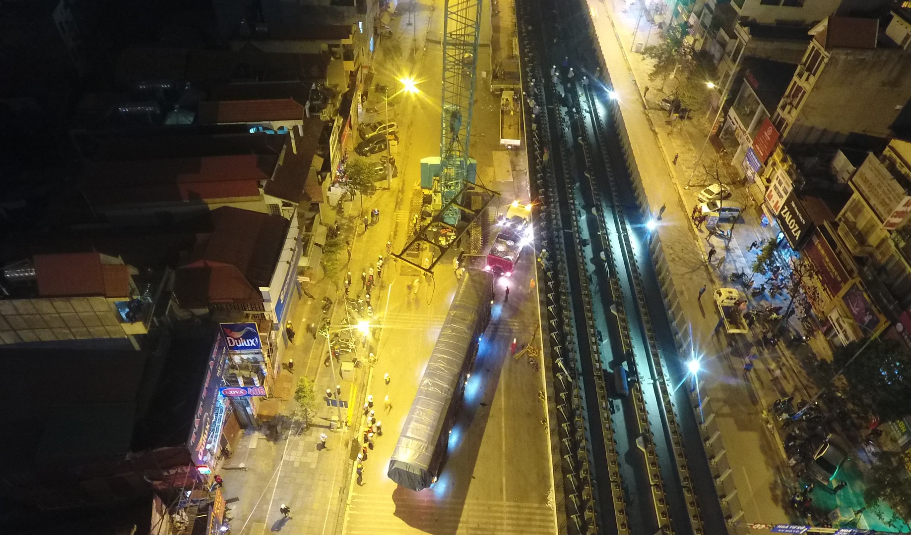 2 gio dong ho lap dau may duong sat tren cao anh 1