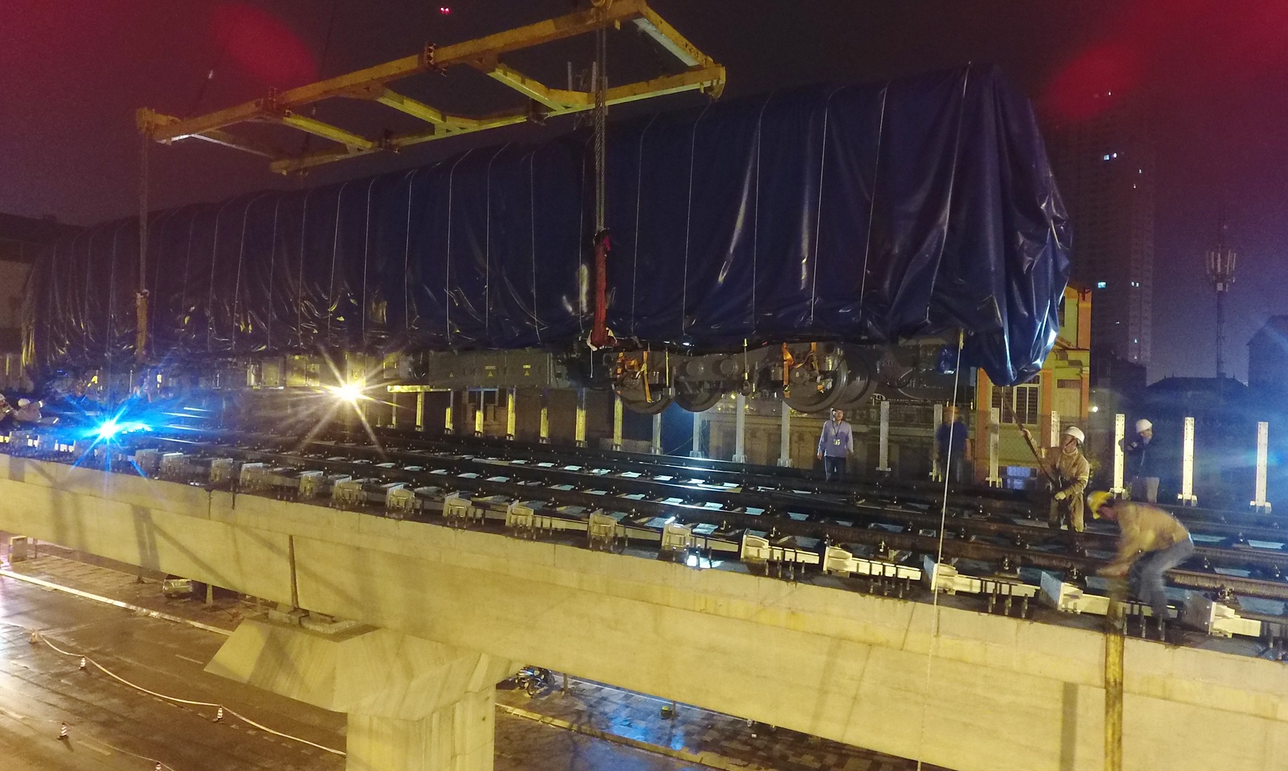 2 gio dong ho lap dau may duong sat tren cao anh 14