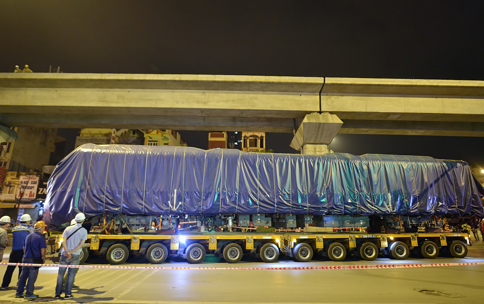 2 gio dong ho lap dau may duong sat tren cao anh 2