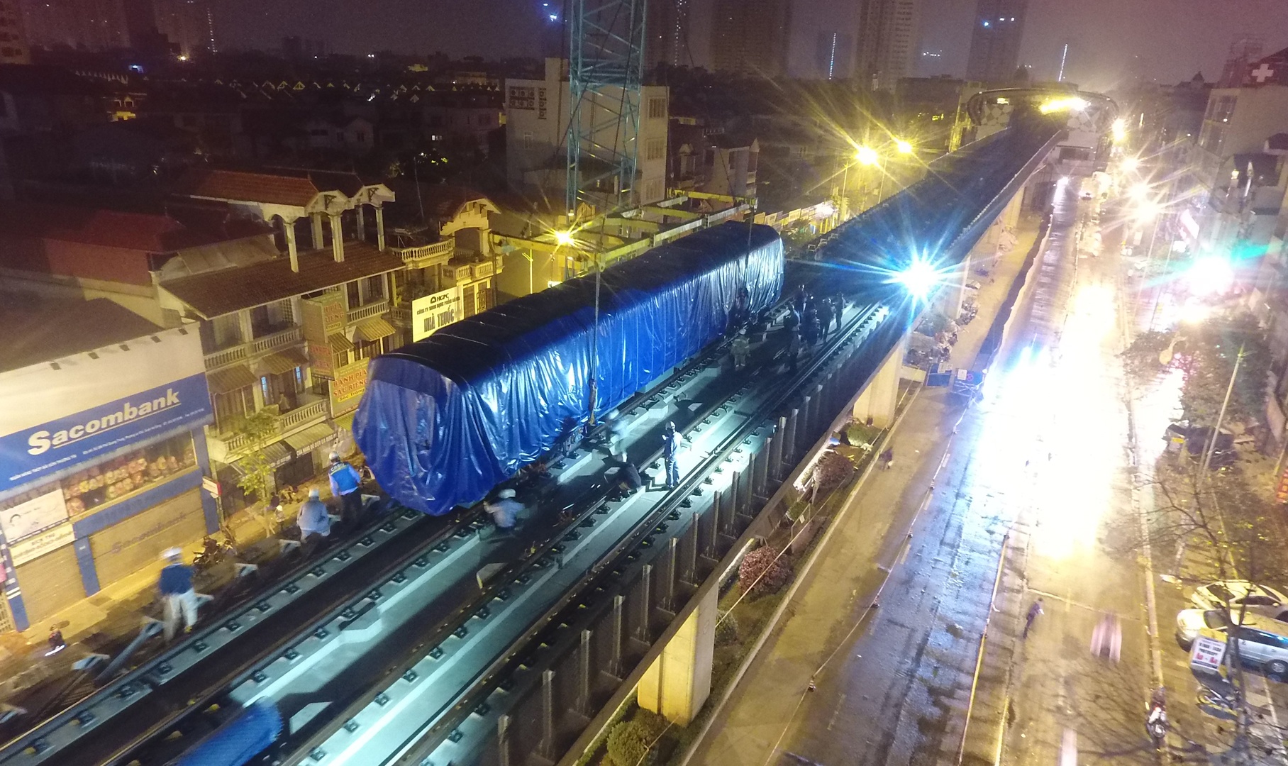 2 gio dong ho lap dau may duong sat tren cao anh 15