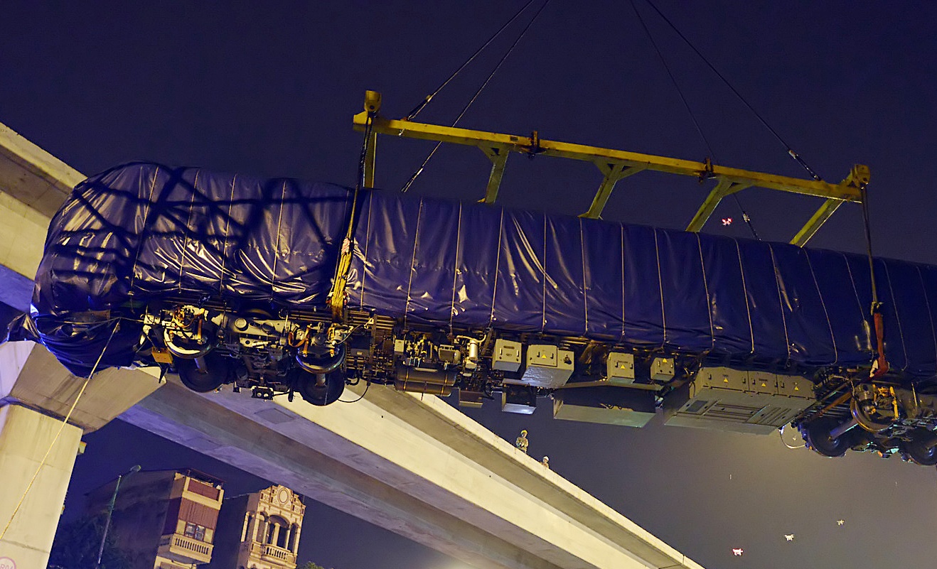 2 gio cau thanh cong dau tau 35 tan len duong sat tren cao hinh anh