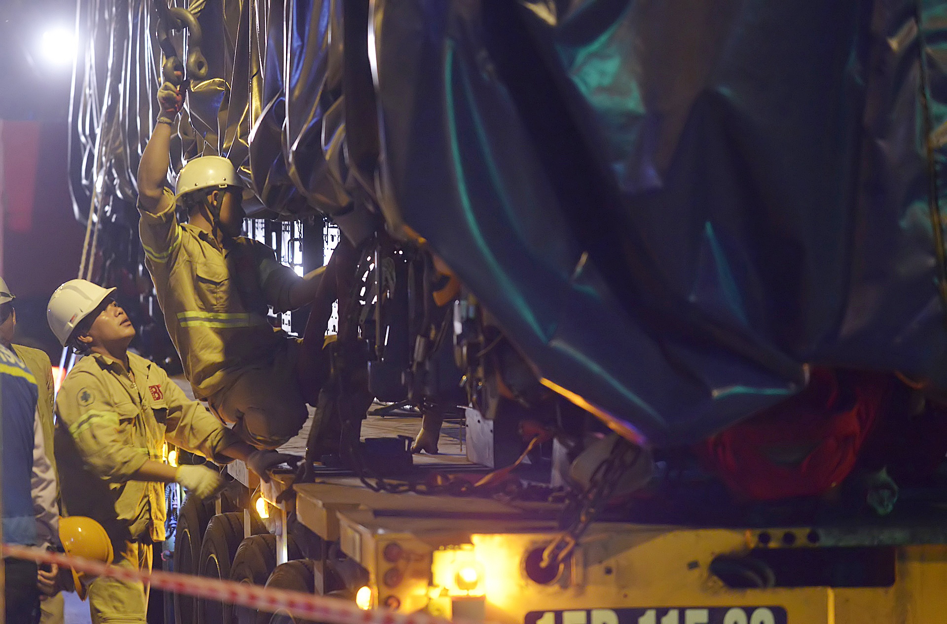 2 gio dong ho lap dau may duong sat tren cao anh 3