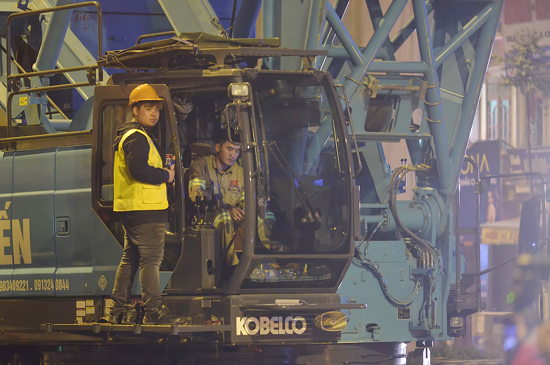 2 gio dong ho lap dau may duong sat tren cao anh 4