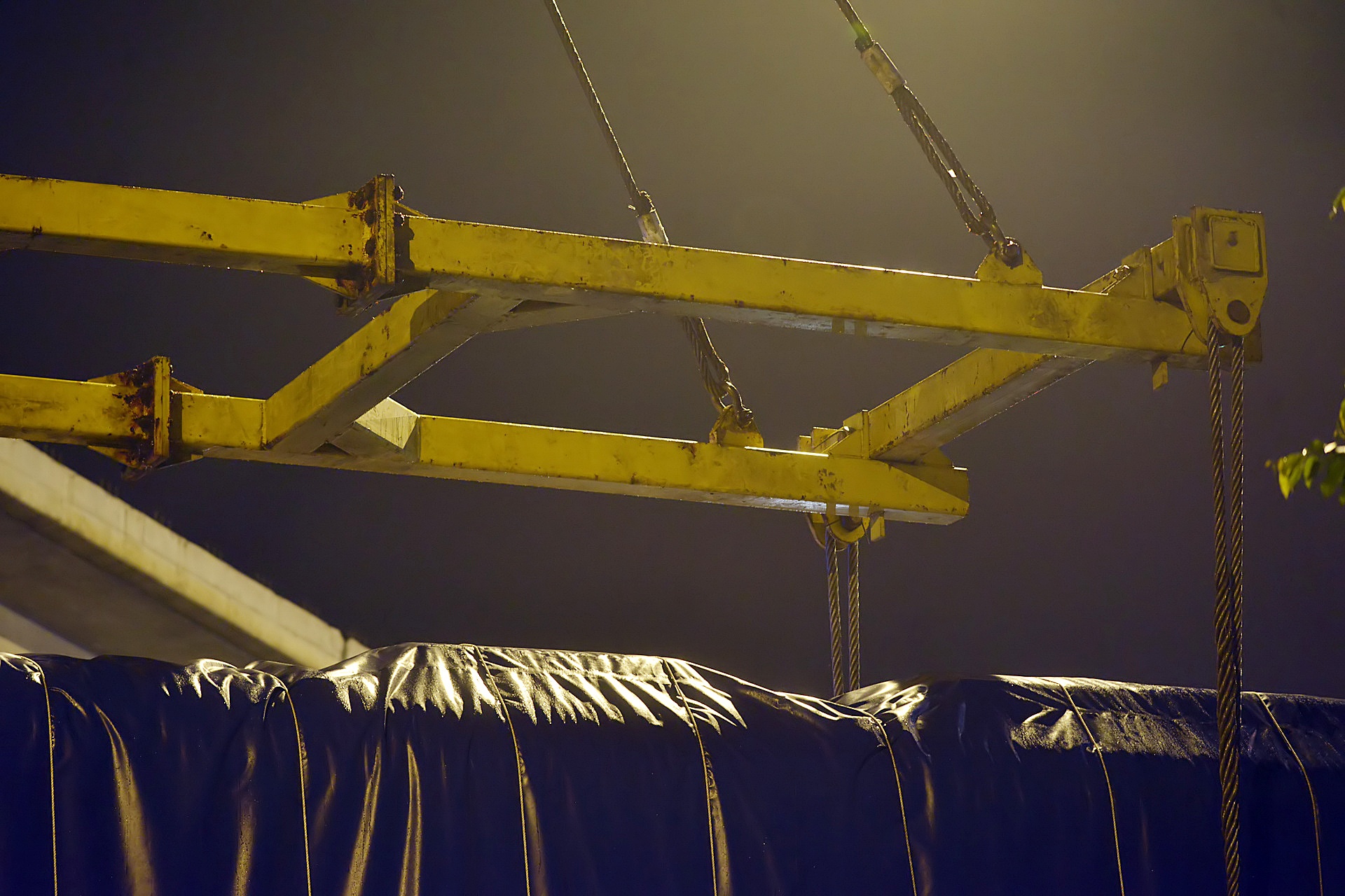 2 gio dong ho lap dau may duong sat tren cao anh 5