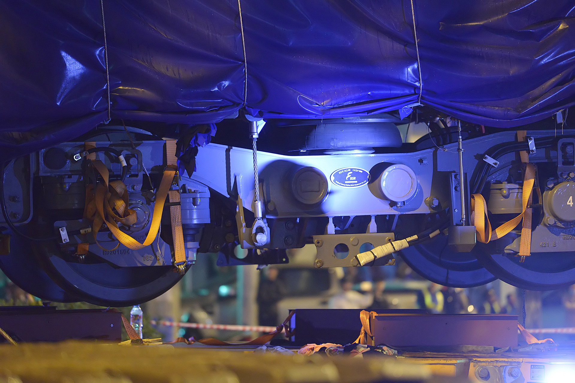 2 gio dong ho lap dau may duong sat tren cao anh 7