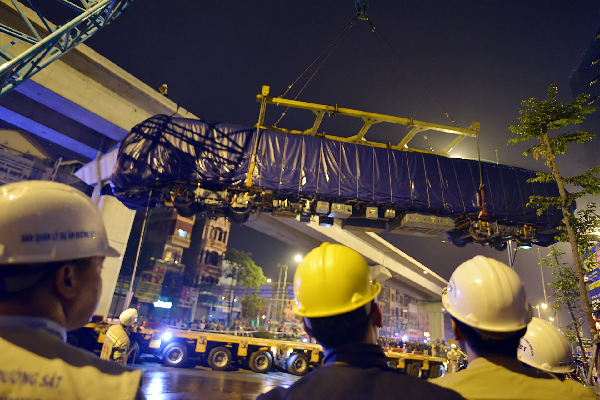 2 gio dong ho lap dau may duong sat tren cao anh 8