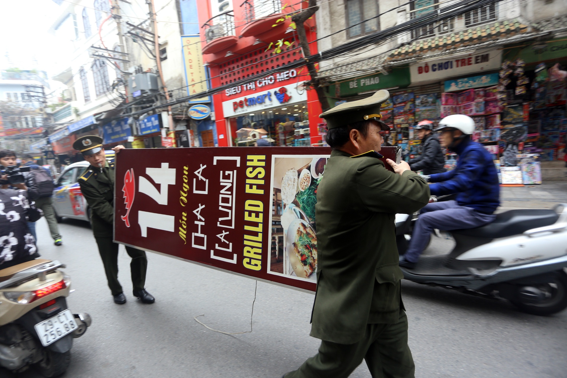 Ha Noi ra quan xu ly lan chiem via he o quan trung tam hinh anh