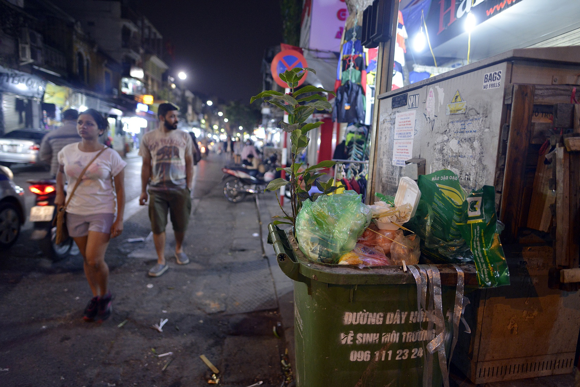 Hang rong,  shop quan ao di dong tran ngap via he anh 10