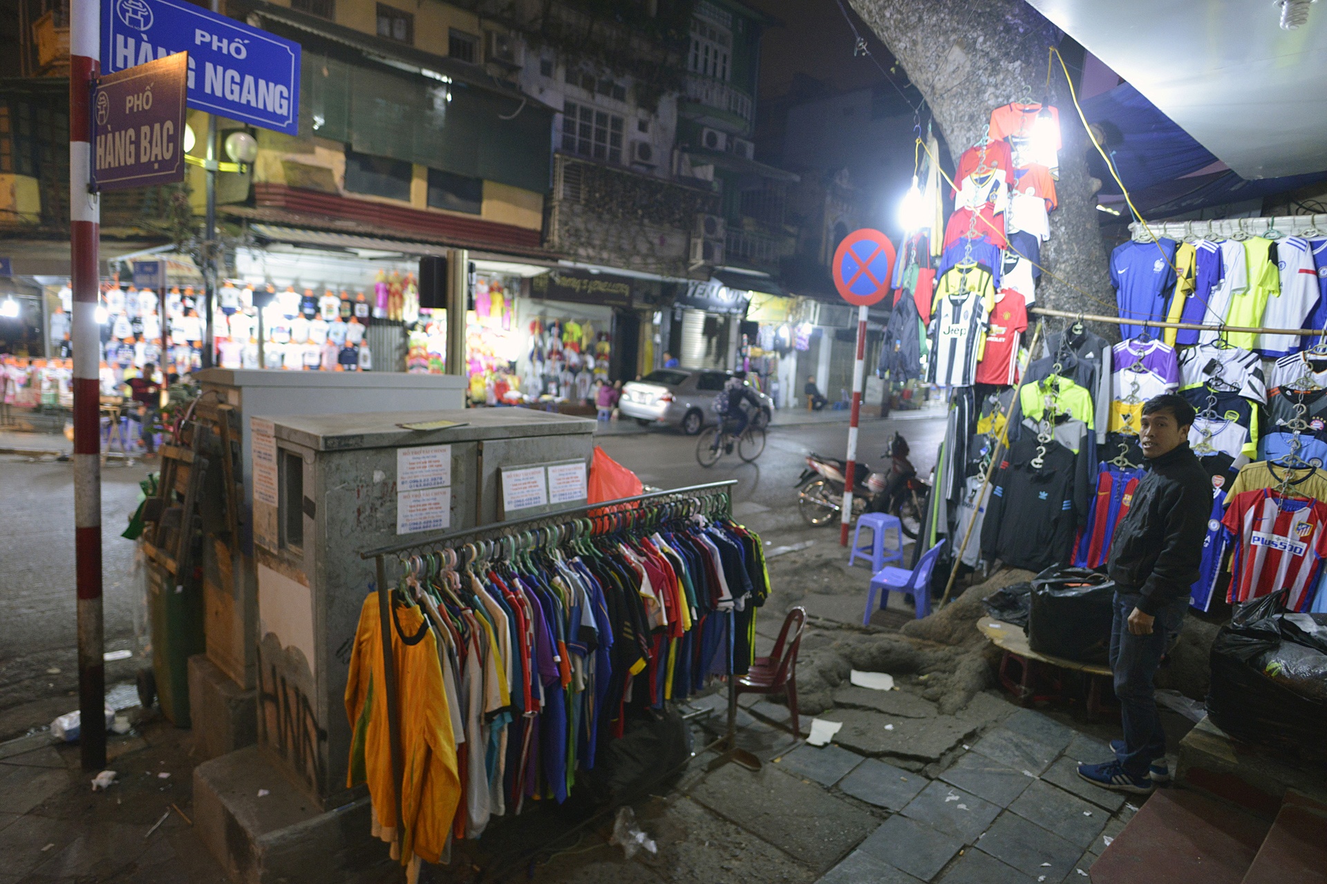 Hang rong,  shop quan ao di dong tran ngap via he anh 11