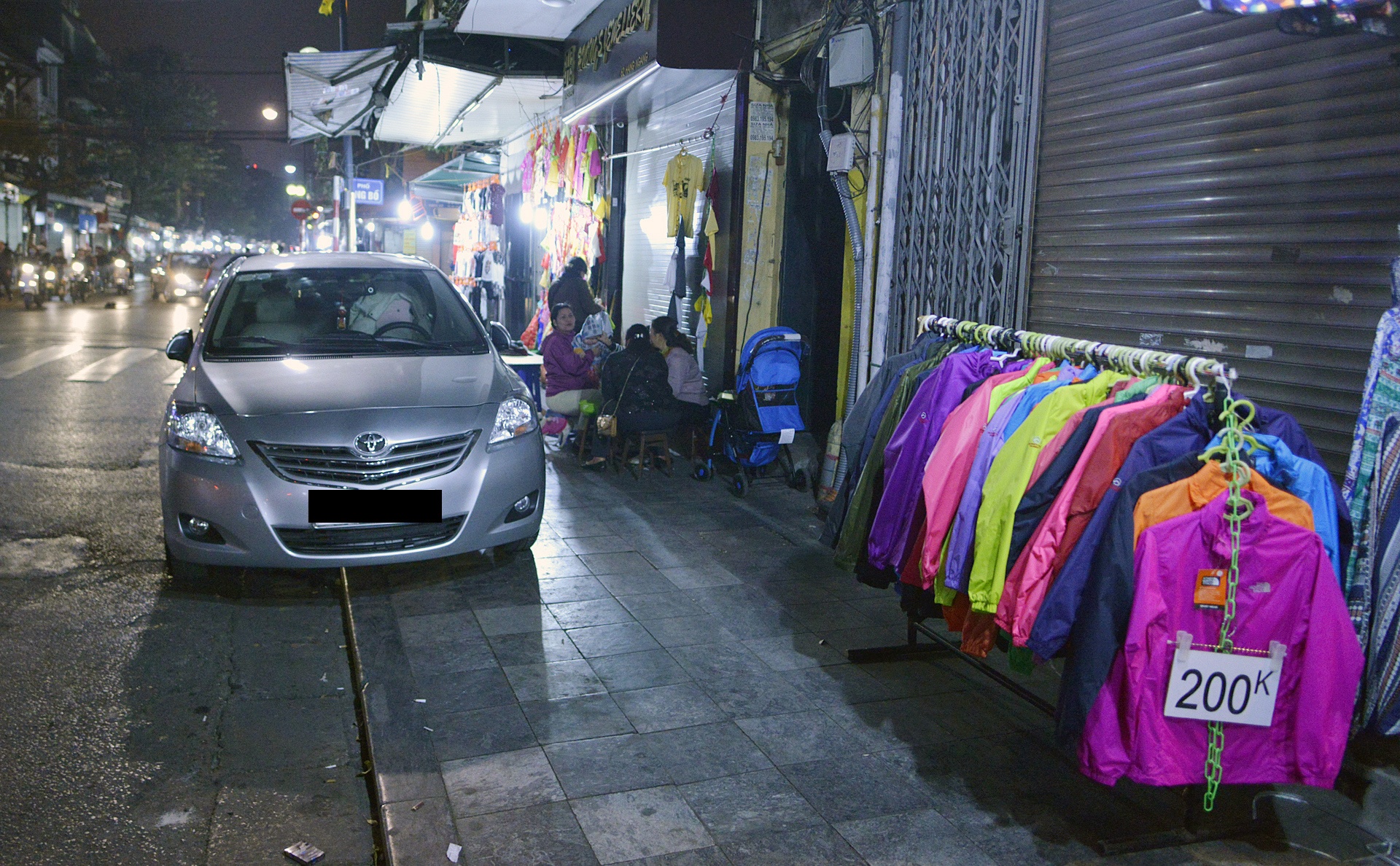 Hang rong,  shop quan ao di dong tran ngap via he anh 13