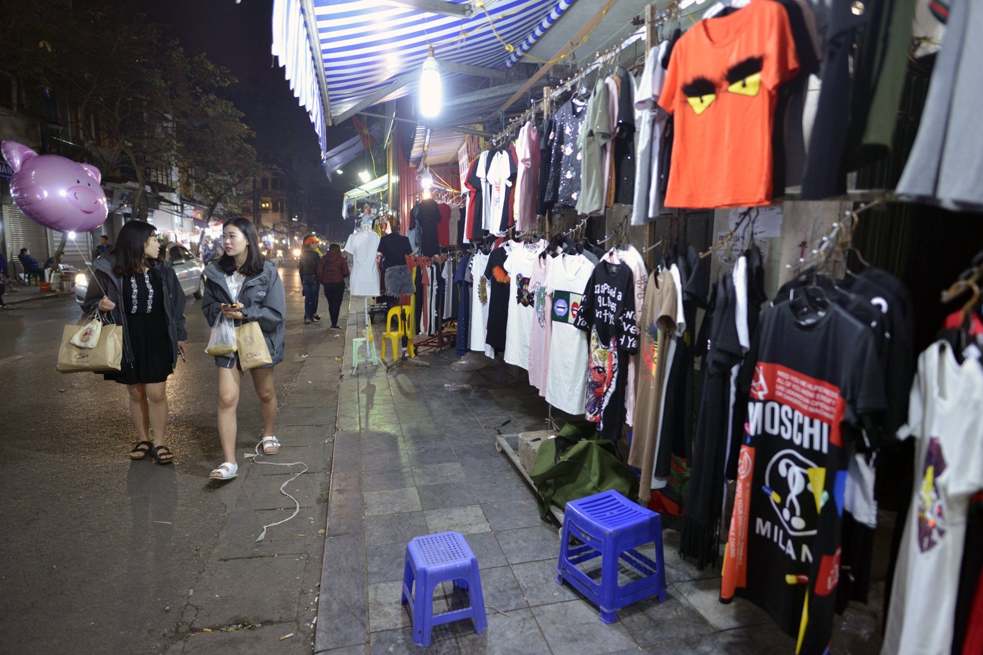 Hang rong,  shop quan ao di dong tran ngap via he anh 1