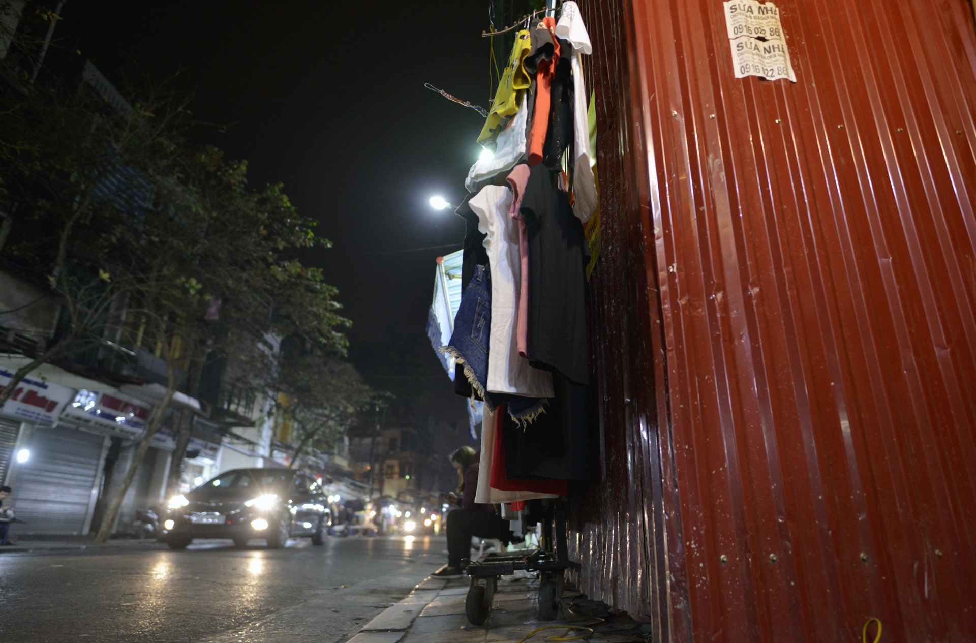 Hang rong,  shop quan ao di dong tran ngap via he anh 2