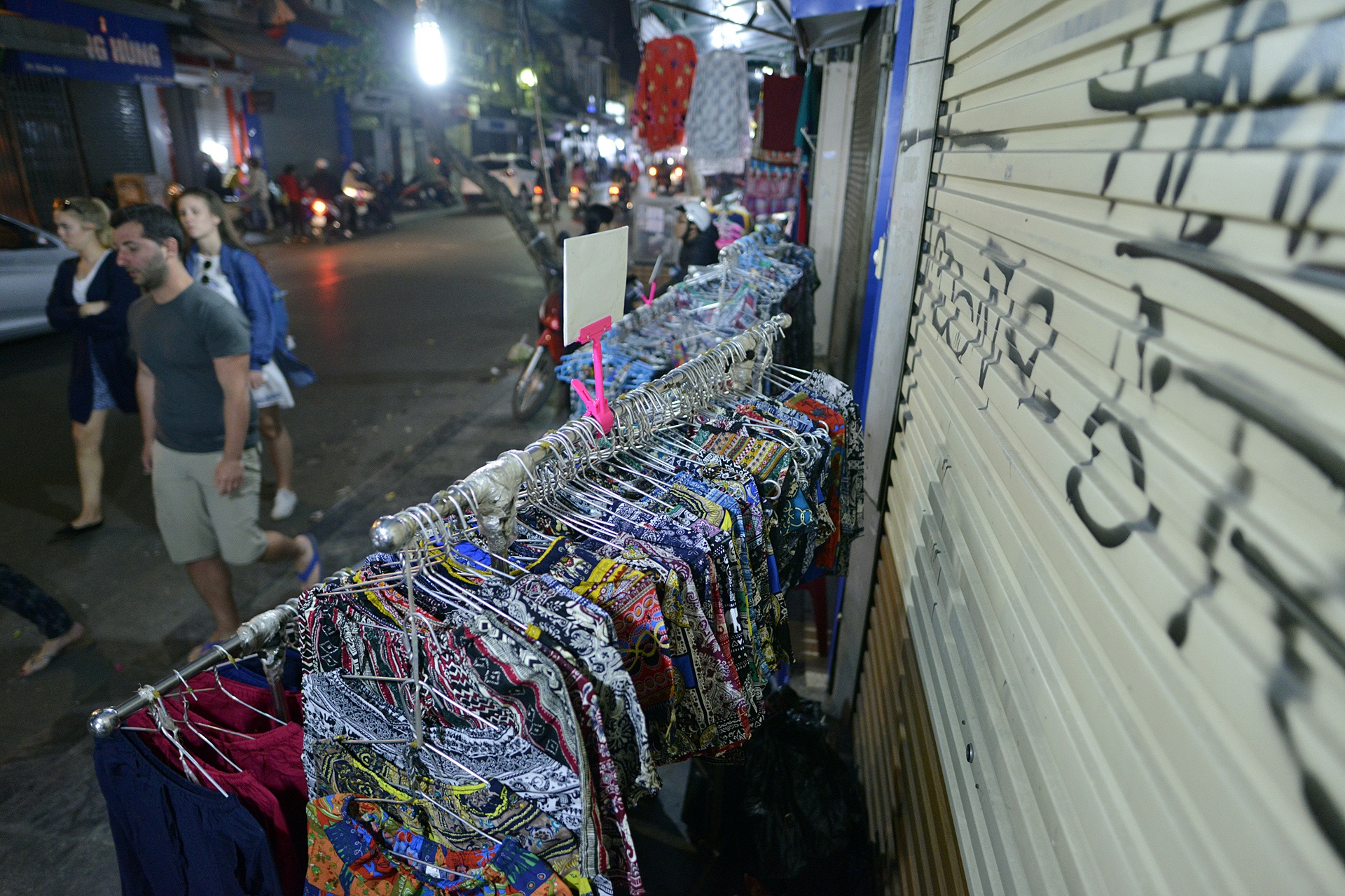 Hang rong,  shop quan ao di dong tran ngap via he anh 3