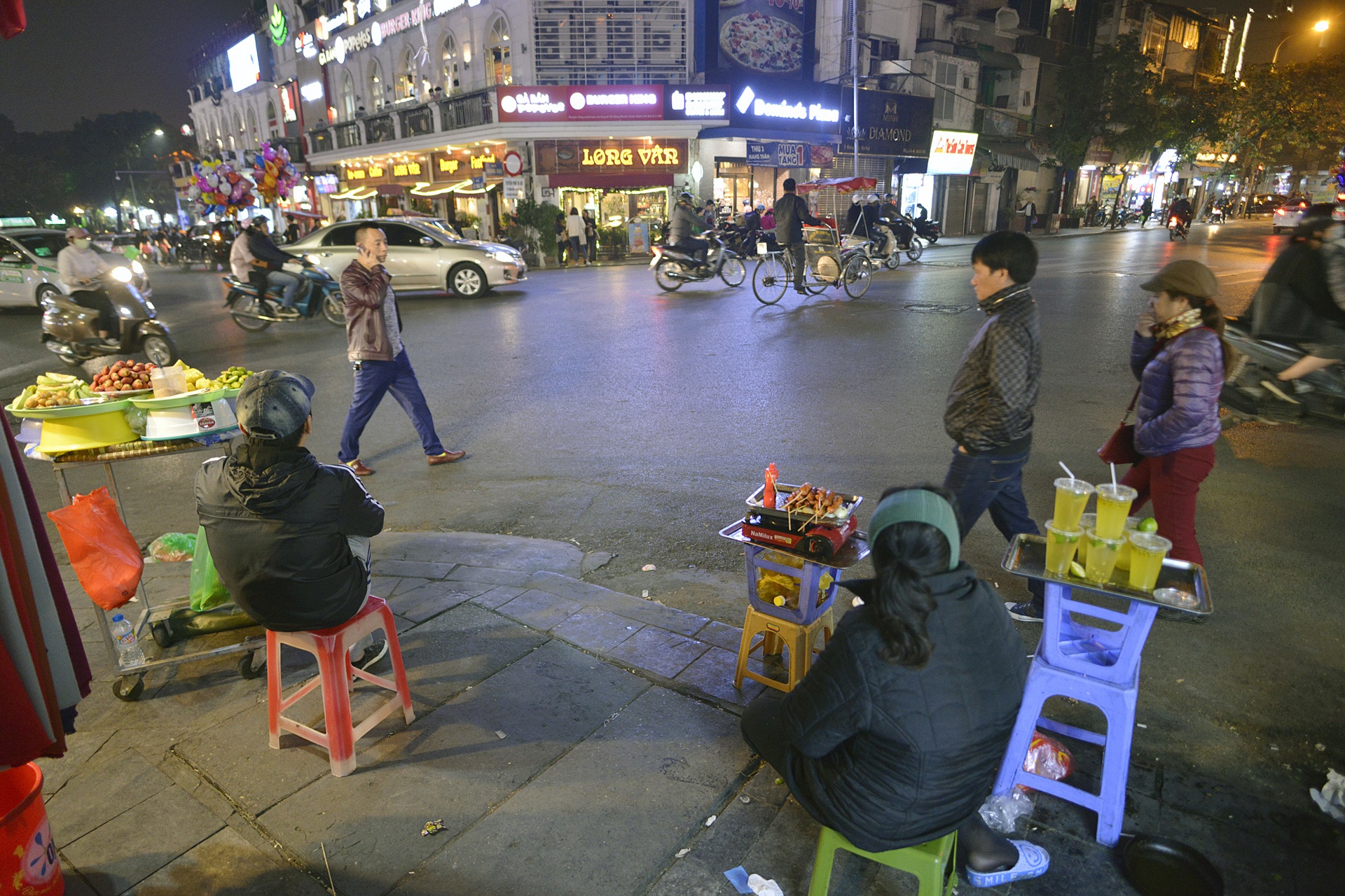 Hang rong,  shop quan ao di dong tran ngap via he anh 4