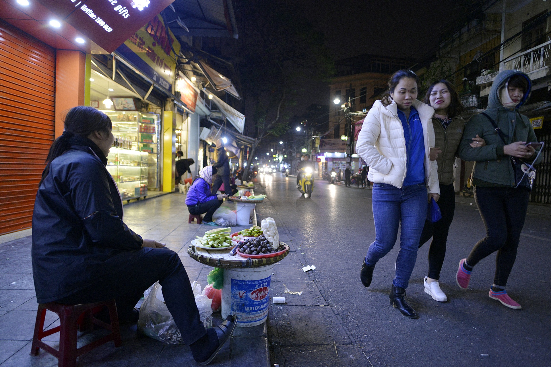 Hang rong,  shop quan ao di dong tran ngap via he anh 5